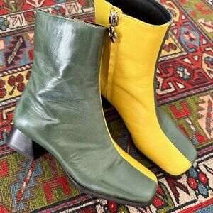 Lisa Says Gah "Quincy" Boots in Size 6